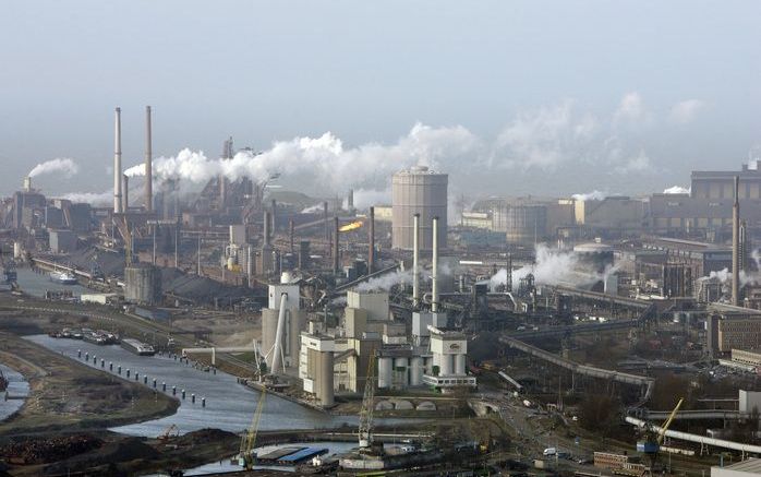 IJMUIDEN – Het hoogovencomplex van Corus Nederland aan het Noordzeekanaal in IJmuiden. Foto ANP