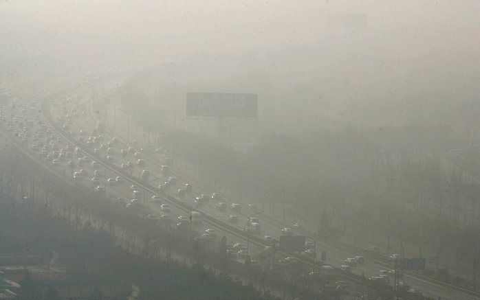 PEKING - Peking gehuld in smog. Ouderen en zieken in de Chinese hoofdstad werd woensdag aangeraden binnenshuis te blijven wegens ernstige luchtvervuiling en stof in de lucht. Foto EPA