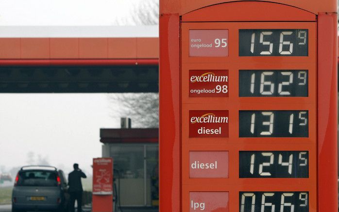 De landen van de Europese Unie zullen niet overgaan tot het verlagen van accijnzen op benzine of diesel. „Hoge benzineprijzen gaan we niet compenseren”, zei minister Van der Hoeven van Economische Zaken donderdag na overleg met EU-collega’s in Brussel. Fo