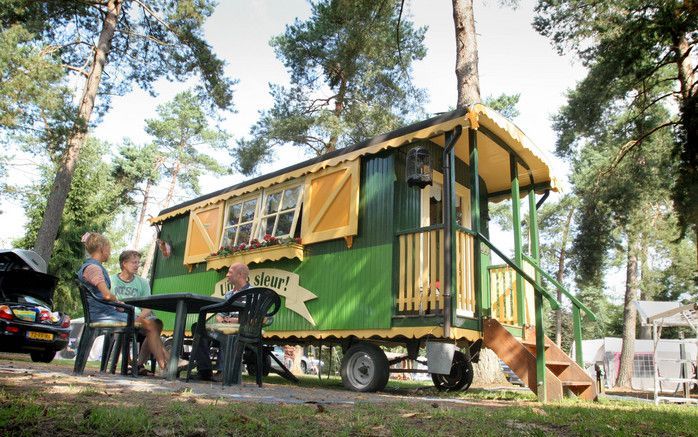 Fleurige woonwagen, wars van sleur. Foto De Hertshoorn