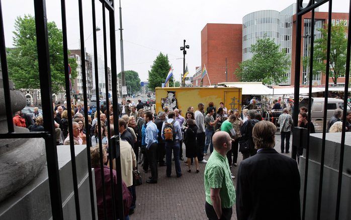 AMSTERDAM - Zeker tweehonderd ambtenaren moesten vrijdag rond half elf het stadhuis in Amsterdam (achtergrond) verlaten. Het verdachte pakketje dat tot de ontruiming van het Amsterdamse stadhuis heeft geleid, blijkt afkomstig van een bedrijf dat een bedan