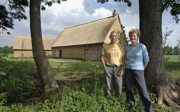 NIEUW SCHOONEBEEK – Kunstenaars Saskia Boelsums en Peter Veen poseren voor hun nieuwe woning, Wilms’ Boo geheten, in het Drenthse Nieuw Schoonebeek. De replica van de oude veestal, een zogeheten boo, is de enige in Nederland sinds de laatste originele boo