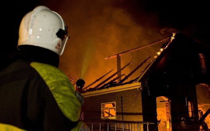 BAAK – Een felle uitslaande brand heeft afgelopen nacht een Bed&amp;Breakfastboerderij in Baak volledig verwoest. De brand ontstond nadat rond kwart voor een de bliksem in de boerderij was ingeslagen. Op dat moment waren twee bewoners en een gast aanwezig