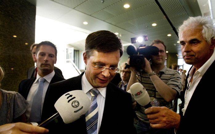 Premier Balkenende zegt tegen de pers dat staatssecretaris Bussemaker het AZM heeft gevraagd geen onomkeerbare stappen te zetten. Foto ANP