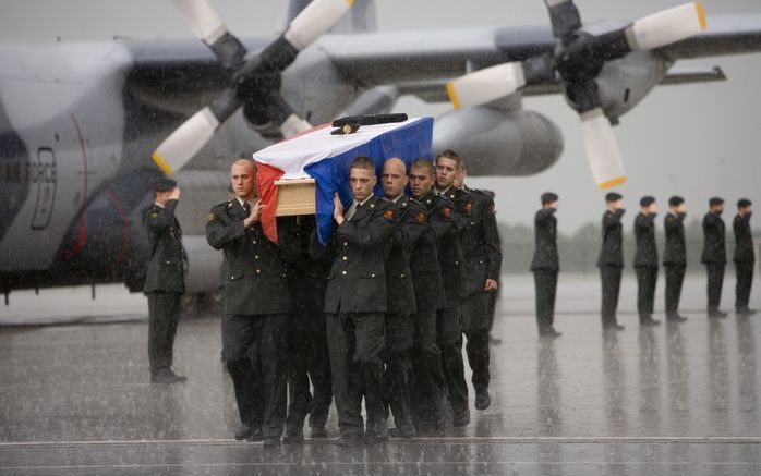 Acht militairen van de Koninklijke Landmacht dragen kist met het stoffelijk overschot van de in Afghanistan gesneuvelde militair Timo Smeehuijzen. Foto ANP