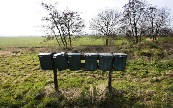 Verschillende plattelandsgemeenten maken een vuist naar het Rijk. Op de foto brievenbussen in Warmond. Foto ANP