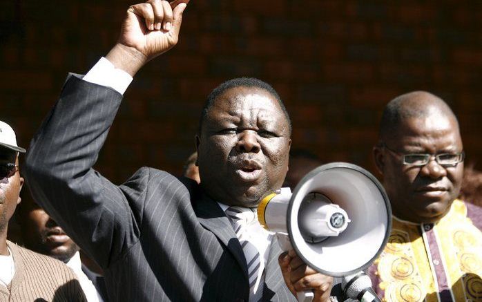 De Zimbabwaanse oppositieleider Morgan Tsvangirai is opgepakt. Dat heeft de woordvoerder van zijn partij, George Sibotshiwe, woensdag gezegd. Hij zei dat Tsvangirai en nog ongeveer veertien partijfunctionarissen worden vastgehouden in een politiebureau in