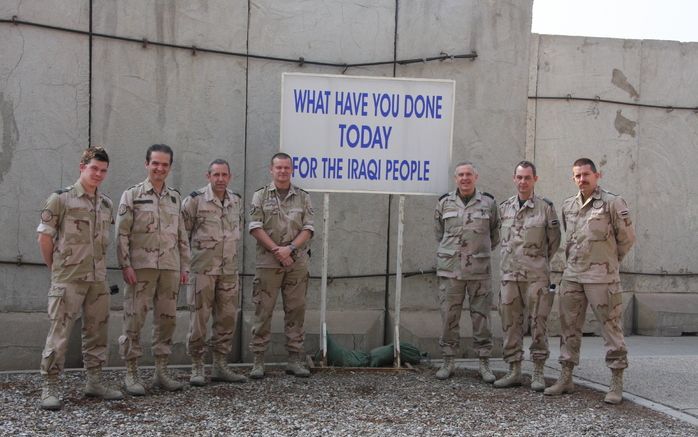 Overste H. de Winter (uiterst rechts) met zijn team in Bagdad. De Nederlanders trainden in opdracht van de NAVO Iraakse veiligheids- en politiemensen.