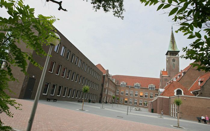 AMERSFOORT – Het vernieuwde pand van het Hoornbeeck College in Amersfoort dat vrijdagmiddag officieel wordt geopend. Het gebouw is gerenoveerd en uitgebreid. Links is het nieuwe gedeelte te zien. Foto RD, Anton Dommerholt