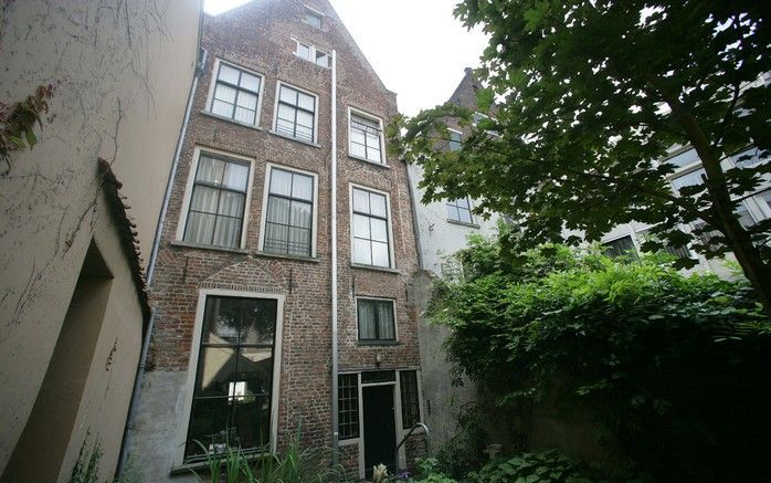 Het oudste stenen huis van Nederland staat in Deventer. De kern is een burcht, gebouwd in 1130. De oude muren zijn 1.60 meter dik. Mobiel bellen in de werkkamer van vader Jeroen Buve is daardoor bijna onmogelijk. De achtergevel is van later datum. Dat kom