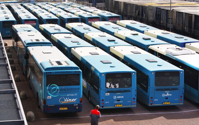 Diverse partijen zien wel wat in zogenaamde rode diesel voor bussen. De brandstof met een lager accijnstarief wordt al in bijvoorbeeld de landbouw gebruikt. Foto: Bussen van streekvervoerder Arriva staan begin deze week werkeloos in de remise in Alblasser