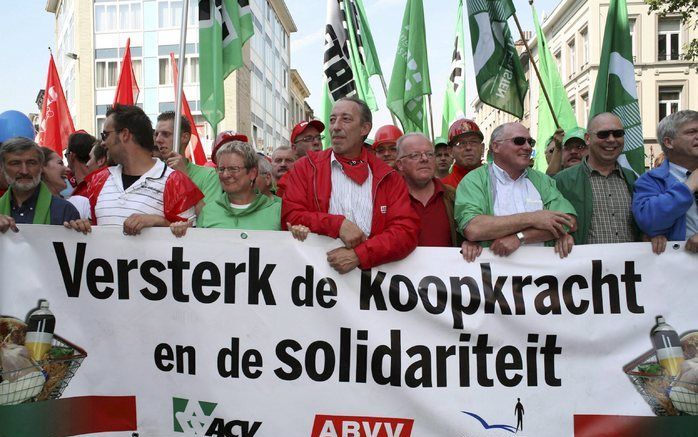 Duizenden Belgen hebben maandag in Antwerpen en Luik betoogd voor een betere koopkracht. De demonstraties, georganiseerd door verschillende vakbondsorganisaties, brachten in Antwerpen 5000 en in Luik ruim 10.000 mensen op de been. Foto EPA