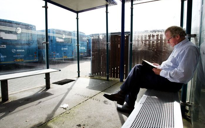 ALBLASSERDAM - Een Chauffeur leest een boek bij de stalling van de bussen van Arriva. De tiende stakingsdag in het streekvervoer is mogelijk ook de laatste. De rechtbank in Groningen behandelt dinsdagmiddag het kort geding dat de provincie Groningen en re