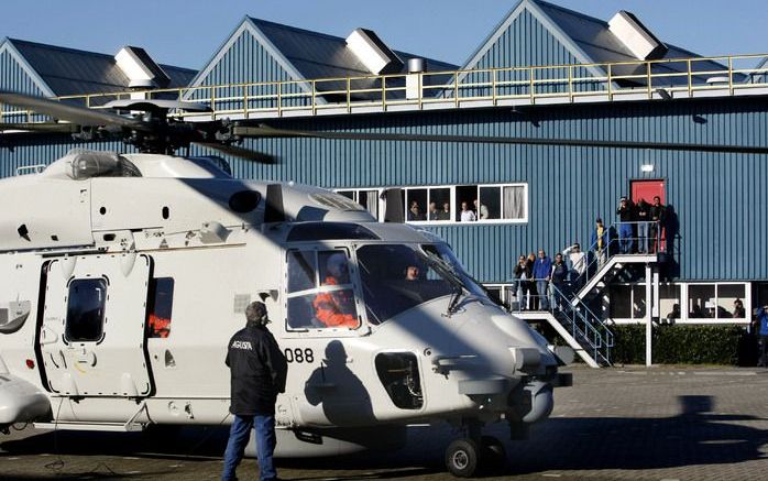 De nieuwe NH-90 transporthelikopters voor het Nederlandse leger zijn 58 miljoen euro duurder dan gepland. Bovendien dreigt de levering van de toestellen die de Lynx-helikopters moeten opvolgen nog meer vertraging op te lopen.