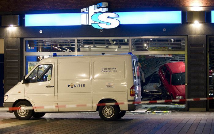 AMSTERDAM - De zes bovenregionale rechercheteams van de Nederlandse politie hebben in 2007 1900 misdrijven opgelost. De br-teams bestaan sinds 2004 en houden zich projectmatig bezig met het bestrijden van criminaliteit die de grenzen van de politieregio’s