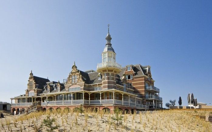 DOMBURG – Het Badpaviljoen Domburg is weer met luister omgeven. Een eeuw geleden was het gebouw de ontmoetingsplek voor de adel en de culturele top. Vanmiddag heropende premier Balkenende het compleet gerestaureerde paviljoen, dat na de Tweede Wereldoorlo