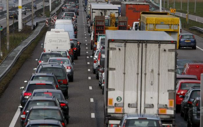 Donderdag gaan vrachtwagens uit protest op een aantal plekken 50 kilometer per uur rijden. Foto ANP