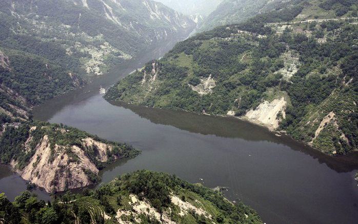 PEKING - Na de aardbeving in China van vorige maand zijn meer dan dertig meren ontstaan, doordat aarde en rotsen bestaande rivieren blokkeerden. Het Tangjiashanmeer was met 220 miljoen kubieke meter water het grootste aardbevingsmeer. Doordat de dam het d