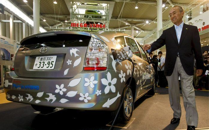 TOKIO – De Japanse autofabrikant Toyota Motor is van plan vanaf 2010 de huidige batterij in hybride auto’s te vervangen door de lichte, maar krachtige lithium ionbatterij. Topman Watanabe onthulde de plannen gisteren op een forum over Toyota en het milieu