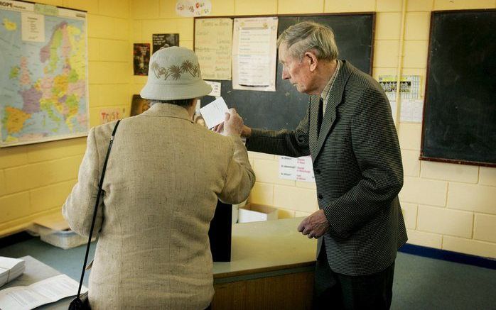 De opkomst donderdag bij het referendum in Ierland over het nieuwe Europese Verdrag is laag. Volgens de publieke omroep RTE had aan het eind van de middag op ongeveer 20 procent van de kiezers zijn stem uitgebracht. Foto EPA