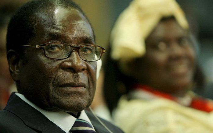 HARARE - De Zimbabwaanse president Robert Mugabe wil alleen de macht overdragen aan degenen die zijn ideologie steunen. De staatskrant Sunday Mail heeft dit zondag gemeld. Mugabe moet het op 27 juni in de tweede ronde van de presidentsverkiezingen opnemen