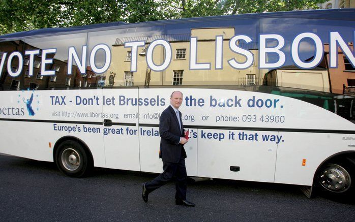 De liberale leider Declan Ganley voor zijn campagnebus in Dublin. Foto EPA