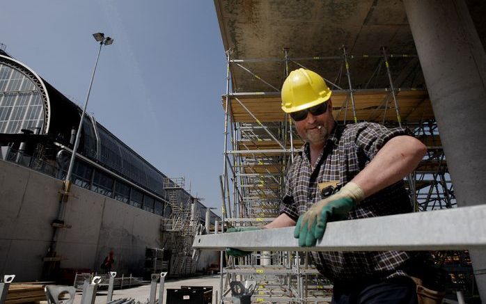 DEN HAAG - Bijna de helft van de bouwvakkers tilt te zware lasten, zo is gebleken bij controles van de Arbeidsinspectie. Foto ANP