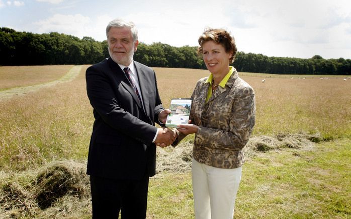 HOOG BUURLO – In het buurtschap Hoog Buurlo bij Apeldoorn werd gisteren de Capitoolgids met zestig cultuurhistorische parels van Staatsbosbeheer gepresenteerd. Directeur Chris Kalden overhandigde het eerste exemplaar van de gids aan minister Verburg. Foto