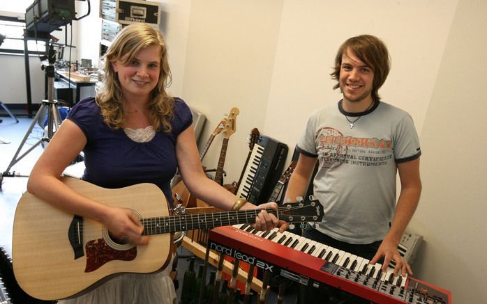 EDE – De CHE studenten Harro Hildering (r.) en Nelleke van Dijk deden onderzoek naar christelijke muziek en jongeren. „Jongeren kopen het liefst een cd met muziek rond een bepaald thema in plaats van met allemaal losse nummers. En dan ook graag thema’s wa