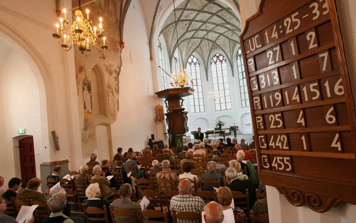 BEEKBERGEN &#61559;– In de Dorpskerk van Beekbergen belegde de classis Apeldoorn van de Protestantse Kerk woensdag een regioavond over het nieuwe liedboek. Foto RD, Anton Dommerholt