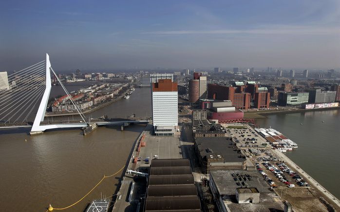 Slechts twaalf wijken behalen een score boven de 7 en worden gekwalificeerd als ”sociaal sterk”. De Sociale Index testte de 64 Rotterdamse wijken op opleidingsniveau, leefomgeving, sociale binding in de buurt en de participatie van de bewoners op het gebi