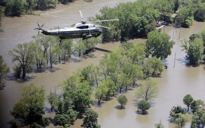 Bush bezoekt met een helicopter het rampgebied. Foto EPA