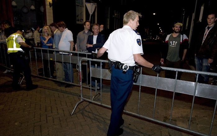 AMSTERDAM - Aan de Vijzelgracht in Amsterdam zijn donderdagavond vier panden ontruimd omdat ze aan het verzakken zijn. Foto: De politie zet de straat af. Foto ANP