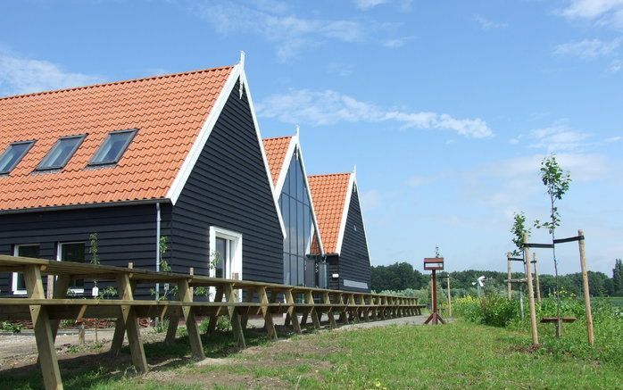 NUMANSDORP – De Hoeksche Waard heeft een primeur. Vrijdagmiddag opent staatssecretaris Huizinga in Numansdorp het eerste Nationaal Landschapscentrum. Op het terras van het complex staat een enorme picknicktafel die de historie van het gebied vertelt. Foto