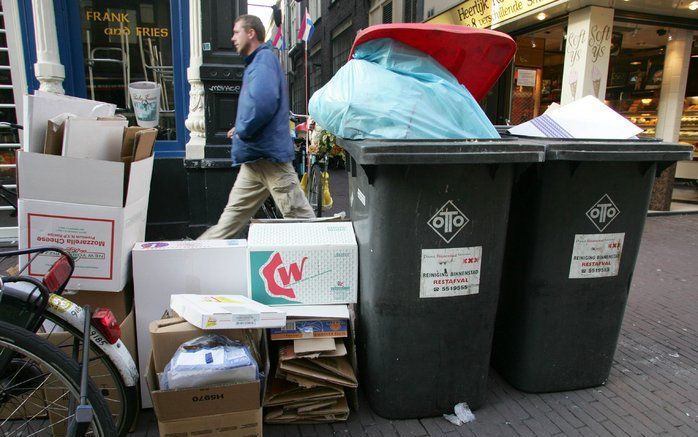 Wethouder Van der Veen van de Friese gemeente Achtkarspelen wil afval in de grijze container op de foto zetten om burgers ertoe aan te zetten het vuil beter te scheiden. Foto ANP