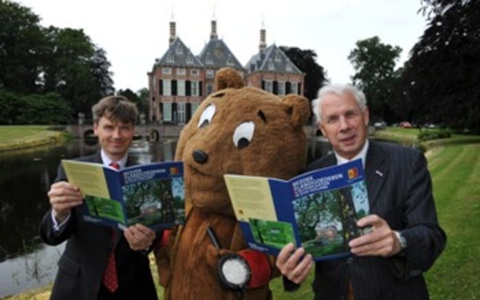 VOORSCHOTEN - Gedeputeerde Evertse (r) en directeur Houtzagers met het eerste boekje over de Zuid-Hollandse landgoederen. Foto: provincie Zuid-Holland.