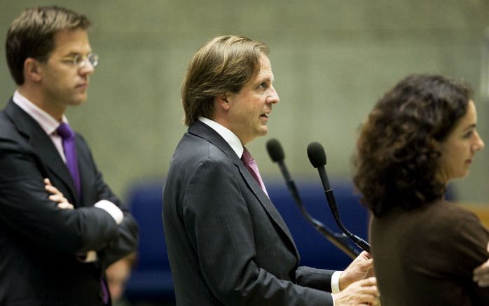 Fractieleiders Rutte (VVD), Pechtold (D66) en Halsema (GroenLinks) verdringen elkaar tijdens een spoeddebat over de embryoselectie. - Foto ANP