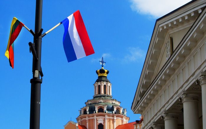 VILNIUS - Koningin Beatrix brengt vanaf dinsdag een staatsbezoek aan de Republiek Litouwen op uitnodiging van president Valdas Adamkus, de straten van Vilnius zijn versierd met Nederlandse vlaggen en Litouwse vlaggen. De koningin bezoekt de hoofdstad Viln