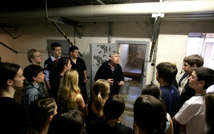 BERLIJN – Gilbert Furian leidt een groep scholieren rond in een vroegere gevangenis van de Stasi in Berlijn. „Zat u hier zelf gevangen?” „Hoe was dat?” „Waarom zat u gevangen?” Foto RD, Sjaak Verboom