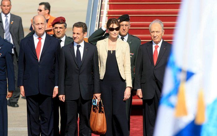 Een Israëlische militair heeft op de luchthaven van Tel Aviv zichzelf doodgeschoten op het moment dat de Franse president Nicolas Sarkozy en zijn vrouw vertrokken. Dat heeft de Israëlische radio dinsdag bericht. Foto EPA