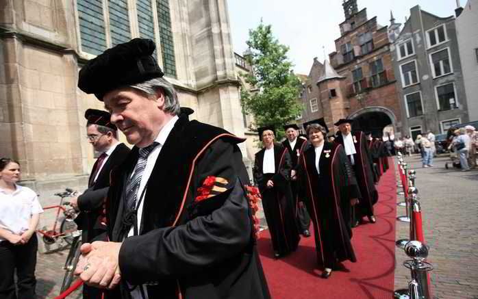 „Zou het alleen om christelijke normen en waarden gaan, dan zijn die evenzeer in Amsterdam of Groningen te vinden. Waar het om gaat is of het bestuur van de Radboud Universiteit nog enig heil ziet in de koppeling van levensbeschouwing en wetenschapsprakti