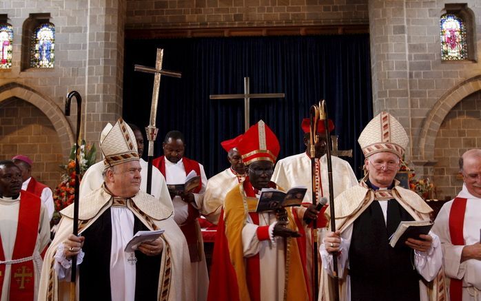 Anglicaanse bisschoppen vorig jaar bijeen in de All Saints Cathedral in Kenia. In het midden aartsbisschop Nzimbi. Foto EPA