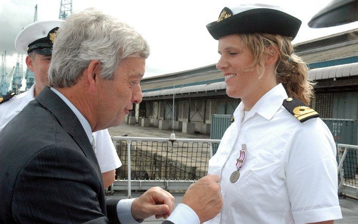 MOMBASA - Minister Van Middelkoop (Defensie) spelt een medaille op bij een bemanningslid van de Hr. Ms. Evertsen, 22 juni 2008. Het schip heeft gedurende drie maanden voedseltransporten van de VN beschermt tegen Somalische piraten. De piraten houden momen