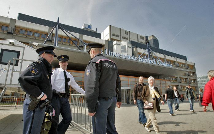 De Leidse burgemeester Lenferink wil de kosten die de politie heeft gemaakt voor de beveiliging van Willem Holleeder voor diens verblijf in het LUMC helemaal of gedeeltelijk terug. De bewaking van Holleeder na zijn operatie in het Leids Universitair Medis