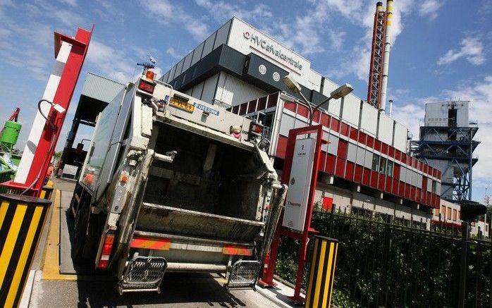 Een vuilniswagen passeert de detectiepoort van afvalverbrandingsinstallatie HVC in Dordrecht. Foto RD, Anton Dommerholt