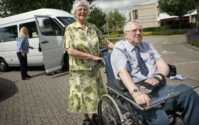 RIDDERKERK – Taxivervoer voor gehandicapten en ouderen vormt voor veel mensen een bron van ergernis, bleek dinsdag uit een zwartboek van FNV Bondgenoten. De gehandicapte G. Ruit (81) uit Ridderkerk en zijn vrouw, die regelmatig met het gehandicaptenvervoe