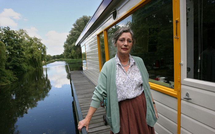 Anne-Mieke Stein-Pronk op haar woonboot De Annemarij. Foto RD, Anton Dommerholt