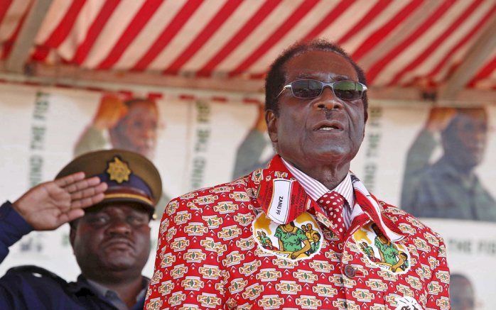 HARARE – De Zimbabwaanse president Robert Mugabe heeft donderdag laten weten dat hij volgende week naar een top van de Afrikaanse Unie in Egypte gaat. Het staatshoofd zei tijdens een verkiezingsbijeenkomst dat hij de kritiek op het verkiezingsgeweld in Zi