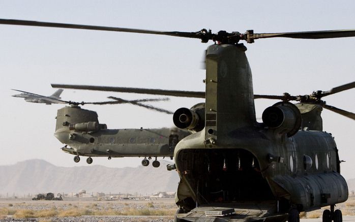 KABUL - Nederlandse Chinook helikopters vertrekken op het vliegveld van Kabul. Nederlandse F-16-gevechtsvliegtuigen, Apache-gevechtshelikopters en Chinook-transporthelikopters hebben meegeholpen met de operatie Daor Bukhou in het Argahandab-gebied in de p