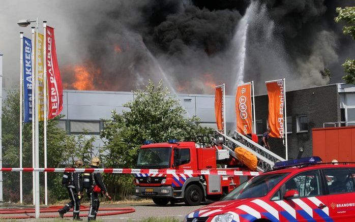 AMSTERDAM – Een grote brand op een bedrijventerrein in Amsterdam–Noord heeft donderdag zeker vier winkelpanden in de as gelegd. Foto ANP